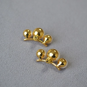 Boucles d'oreilles minimalistes en laiton doré avec perles et tiges en argent 925