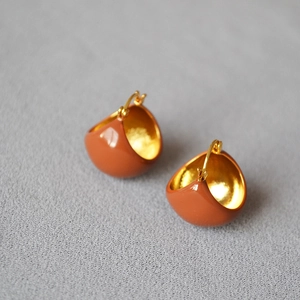 Boucles d'oreilles sphériques en laiton avec émail brun et détails dorés polis