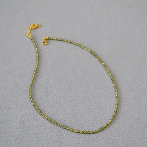 Collier minimaliste en perles facettées vert olive avec chaîne réglable dorée et fermoir
