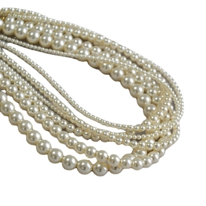 Collier multi-rangs élégant en perles crème avec différentes tailles de perles rondes