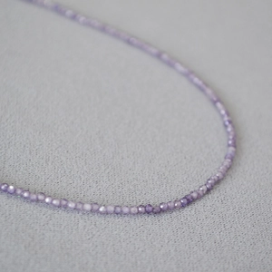 Collier minimaliste en perles de zircon violettes scintillantes avec détails facettés