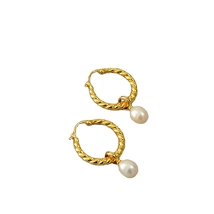 Élégantes boucles d'oreilles créoles torsadées dorées avec perles d'eau douce blanches