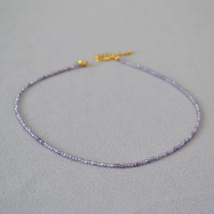 Collier ras du cou en perles facettées violettes avec fermoir mousqueton doré et extension