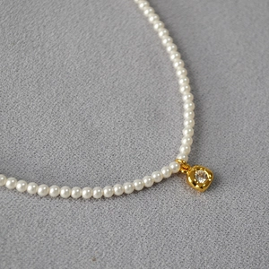 Collier Élégant En Künstliche Perles D'Imitation Avec Pendentif Fleur En Zircon Et Laiton Plaqué Or Design De Niche Pour Femmes