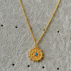 Collier pièce dorée vintage avec turquoise incrustée et textures de lune en relief