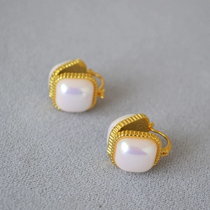 Boucles d'oreilles dorées avec perles carrées de Mabe et bordure perlée délicate