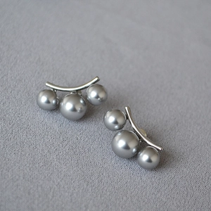 Détails de boucles d'oreilles minimalistes en laiton doré avec perles grises et tiges argent