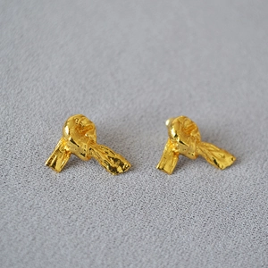 Boucles d'oreilles nœud ruban en laiton doré avec tige en argent 925 sur tissu