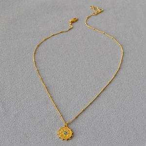 Collier français vintage en or avec motif soleil en relief et pierre de turquoise