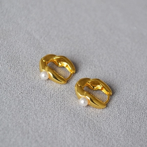 Irregular U-shaped gold plated brass hoop earrings with white pearls for women