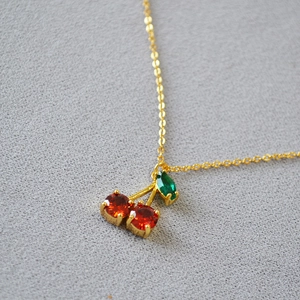 Collier Pendentif Cerise en Laiton Exquis avec Zirconia Plaqué Or 18K Bijoux de Fruits Délicats pour Femme Accessoire Quotidien
