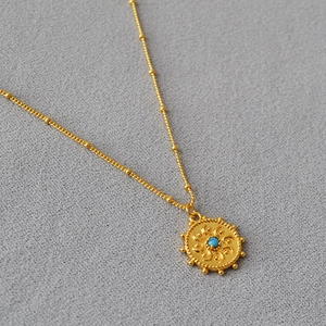 Collier Pendentif en Cuivre Style Palais Français Vintage Avec Incrustation de Turquoise Pièce d'Or en Relief Bijoux Femme