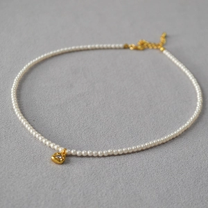 Collier de perles élégant avec pendentif cœur doré orné d'un oxyde de zirconium