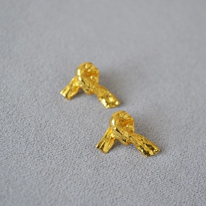 Détails de boucles d'oreilles nœud en laiton doré avec une texture martelée faite main