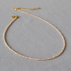 Détail du collier de perles avec cristaux champagne et fermoir mousqueton doré élégant