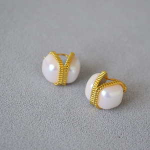 Boucles d'oreilles carrées en perles Mabe et laiton plaqué or avec texture élégante
