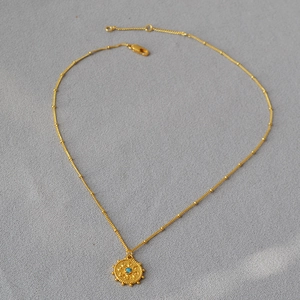 Collier médaille vintage français avec relief soleil, pierre turquoise et chaîne dorée à perles
