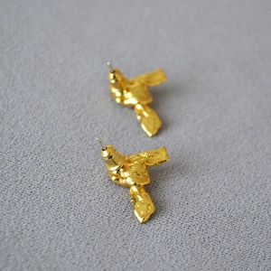 Boucles d'oreilles nœud vintage en laiton doré avec une texture de surface de lave unique