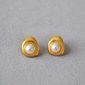French vintage matte gold-plated baroque stud earrings with elegant white pearls
