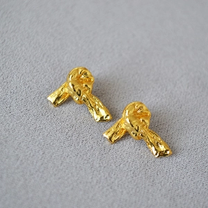 Boucles d'oreilles nœud en laiton doré avec texture froissée au style minimaliste
