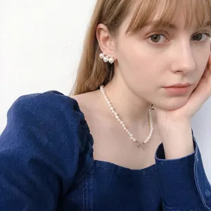 Collier élégant en perles baroques avec fermoir en T et boucles d'oreilles assorties