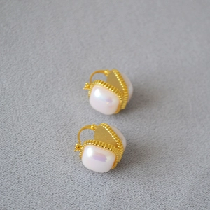 Boucles d'oreilles élégantes en laiton doré avec perles Mabe carrées et bordure texturée