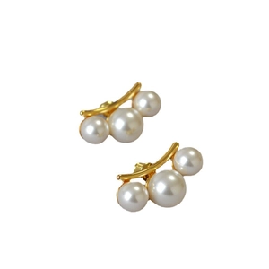 Boucles d'oreilles minimalistes en laiton doré avec trois perles d'imitation graduées