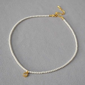 Collier de perles de style français avec pendentif fleur irrégulier, zircon et dorure