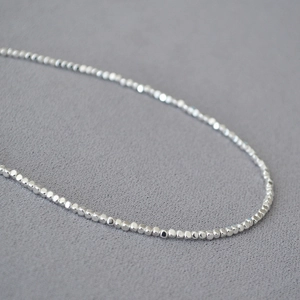 Collier minimaliste en argent avec perles facettées brillantes pour femmes élégantes