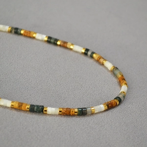 Collier bohème rétro en pierre naturelle et nacre avec perles dorées élégantes