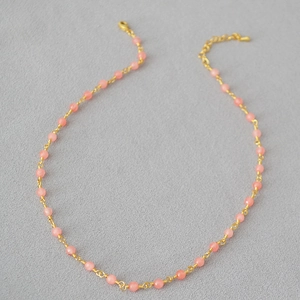 Collier fait main en pierres naturelles rose clair avec fil doré et chaîne réglable