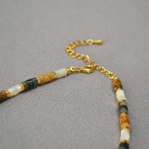 Collier rétro perlé avec nacre naturelle et détails de fermoir mousqueton doré élégant
