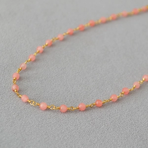 Collier fait main avec perles de pierres roses et fine chaîne dorée enveloppée de fil