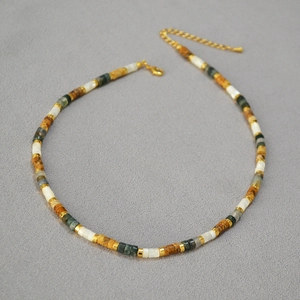 Détails des perles en pierre naturelle et intercalaires dorés sur ce collier boho