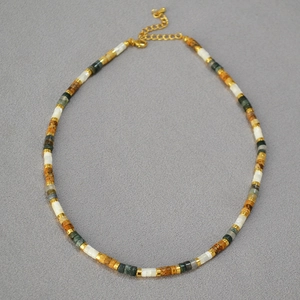 Collier rétro perlé avec perles texturées marbre blanc, vert, marron et entretoises dorées