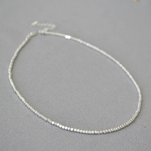 Collier élégant en perles argentées avec fermoir mousqueton et chaîne d'extension réglable