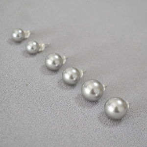 Vue détaillée de six tailles de boucles d'oreilles perles gris argent avec tiges en acier