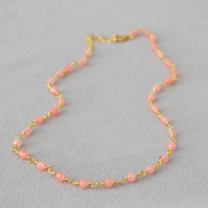 Collier artisanal de perles de cristal rose avec fil doré et chaîne de rallonge