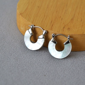 Boucles d'oreilles créoles argentées avec incrustations de nacre blanche et métal poli