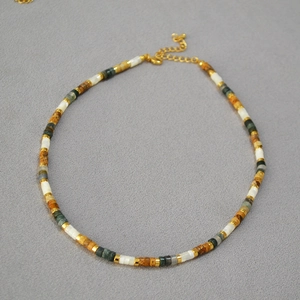 Détail du collier de perles colorées avec entretoises dorées et fermoir mousqueton réglable