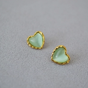 Boucles d'oreilles cœur minimalistes avec pierre œil de chat et cadre doré festonné