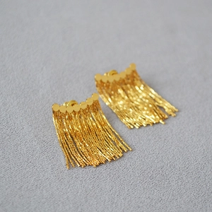 Boucles d'oreilles dorées en éventail avec aiguilles en argent 925 et pompons en laiton