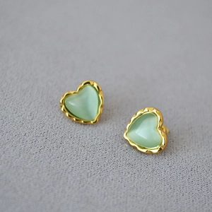 Boucles d'oreilles cœur vintage avec pierre œil-de-chat verte et bordure dorée