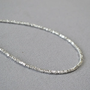 Collier ras du cou minimaliste en perles facettées argentées au style argent concassé