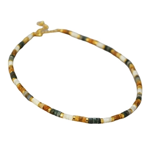 Collier bohème en pierres naturelles aux tons terreux et intercalaires dorés