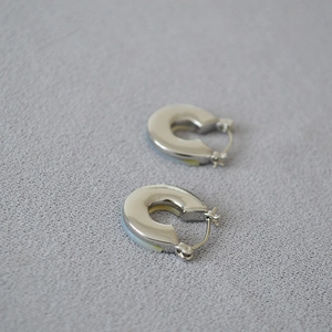 Détails de boucles d'oreilles créoles argentées avec fini poli et fermoir à charnière