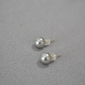 Détail macro de perles gris argenté sur des boucles d'oreilles en argent sterling 925