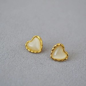 Boucles d'oreilles cœur vintage en œil de chat avec bordure dorée à relief manuel