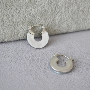 Créoles minimalistes en argent avec incrustation de nacre et finition en métal poli
