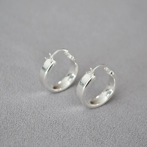 Boucles d'oreilles créoles larges en argent poli avec finition miroir et fermoir sécurisé